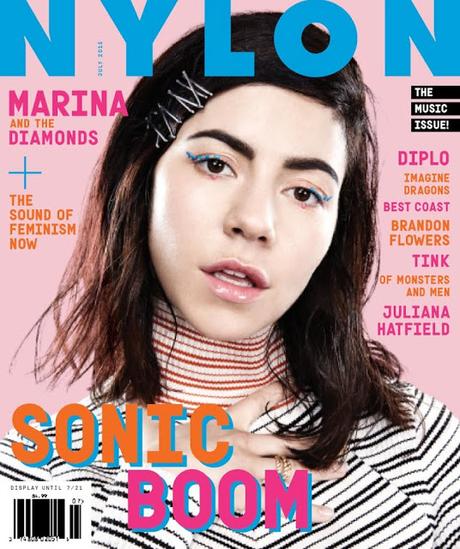 Marina Diamandis vuelve a los noventa para Nylon Magazine