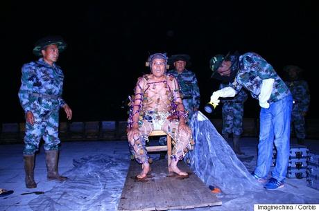 Hombre viste un traje hecho de 1,1 millones de abejas en intento de establecer récord mundial bee man 1