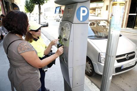 EL TIMO DE LA O.R.A. Entre las abundantes triquiñuelas y raterías que utilizan las diferentes administraciones públicas para exprimir al ciudadano hay una particularmente miserable y roñosa: la o.r.a., o sea, el cobro por aparcar en la vía pública. EL TIMO DE LA O.R.A. Entre las abundantes triquiñuelas y raterías que utilizan las diferentes administraciones públicas para exprimir al ciudadano hay una particularmente miserable y roñosa: la o.r.a., o sea, el cobro por aparcar en la vía pública.