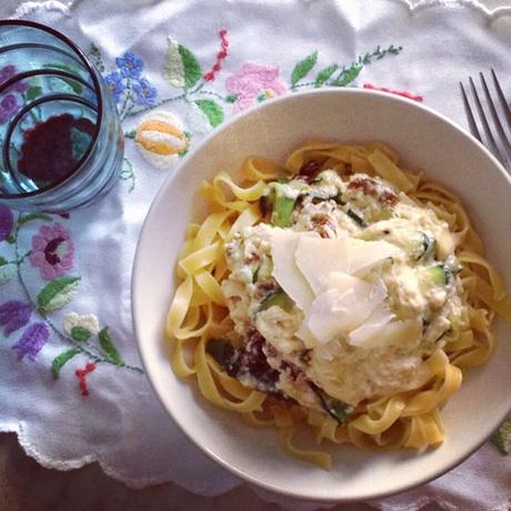 Fetuccini con calabacín y tomates secos Fetuccini con calabacín y tomates secos