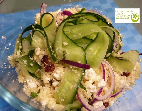Ensalada de cus cus, pepino y queso feta con vinagreta de limón Ensalada de cus cus, pepino y queso feta con vinagreta de limón