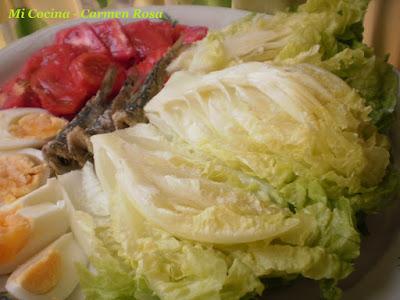 ENSALADA DE COGOLLOS DE LECHUGA MALAGUEÑA, TOMATES, HUEVO Y SARDINAS EN CONSERVA. ENSALADA DE COGOLLOS DE LECHUGA MALAGUEÑA, TOMATES, HUEVO Y SARDINAS EN CONSERVA.