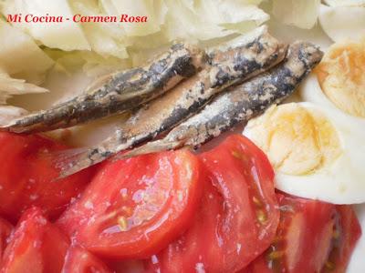 ENSALADA DE COGOLLOS DE LECHUGA MALAGUEÑA, TOMATES, HUEVO Y SARDINAS EN CONSERVA. ENSALADA DE COGOLLOS DE LECHUGA MALAGUEÑA, TOMATES, HUEVO Y SARDINAS EN CONSERVA.