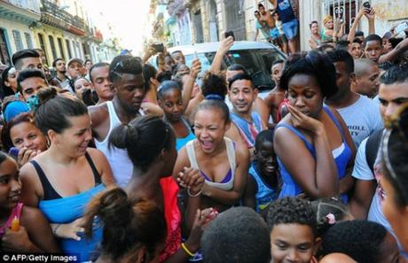 RIHANNA GRABA VIDEO EN CUBA Y PARALIZA LA HABANA RIHANNA GRABA VIDEO EN CUBA Y PARALIZA LA HABANA