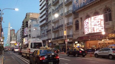 Anochecer en la calle Corrientes de Buenos Aires