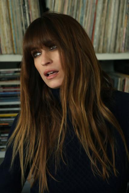 Caroline de Maigret explora París en el lookbook de Equipment de Otoño