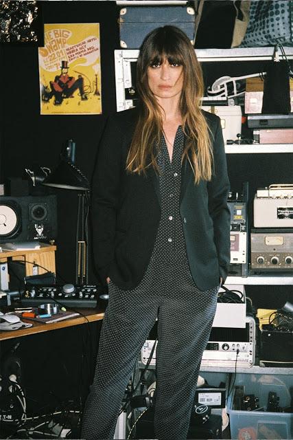 Caroline de Maigret explora París en el lookbook de Equipment de Otoño