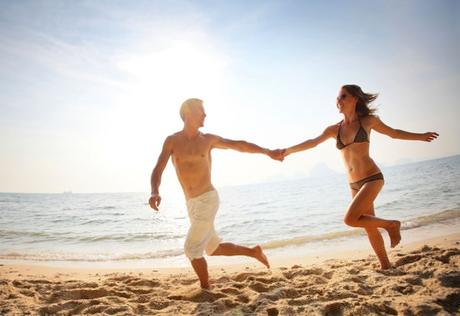 ¿Qué comer para un bronceado perfecto? pareja_en_la_playa_4