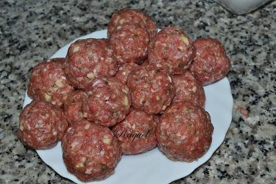 Albóndigas Rellenas con Huevo de Codorniz en Salsa Albóndigas Rellenas con Huevo de Codorniz en Salsa