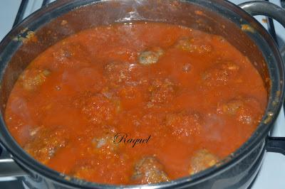 Albóndigas Rellenas con Huevo de Codorniz en Salsa Albóndigas Rellenas con Huevo de Codorniz en Salsa