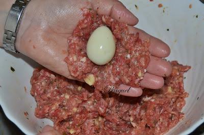 Albóndigas Rellenas con Huevo de Codorniz en Salsa Albóndigas Rellenas con Huevo de Codorniz en Salsa