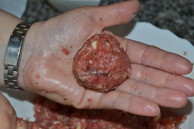 Albóndigas Rellenas con Huevo de Codorniz en Salsa Albóndigas Rellenas con Huevo de Codorniz en Salsa