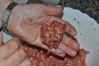 Albóndigas Rellenas con Huevo de Codorniz en Salsa Albóndigas Rellenas con Huevo de Codorniz en Salsa