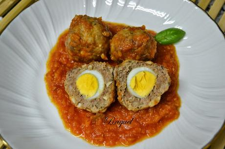 Albóndigas Rellenas con Huevo de Codorniz en Salsa Albóndigas Rellenas con Huevo de Codorniz en Salsa