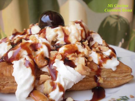 HOJALDRE CON HELADO, NATA, CARAMELO, CACAHUETES TOSTADOS Y CEREZA EN AGUARDIENTE HOJALDRE CON HELADO, NATA, CARAMELO, CACAHUETES TOSTADOS Y CEREZA EN AGUARDIENTE