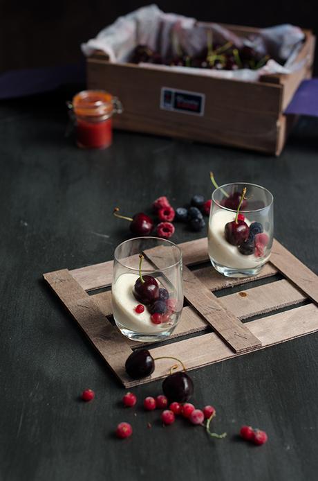 Vasos de pastel de yogur con cerezas y frutos rojos, #diadelacerezadeljerte