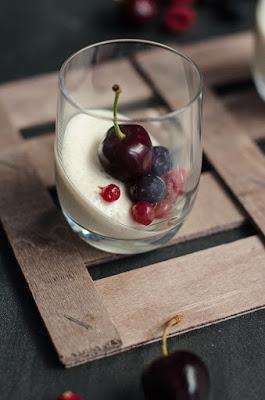 Vasos de pastel de yogur con cerezas y frutos rojos, #diadelacerezadeljerte