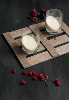 Vasos de pastel de yogur con cerezas y frutos rojos, #diadelacerezadeljerte