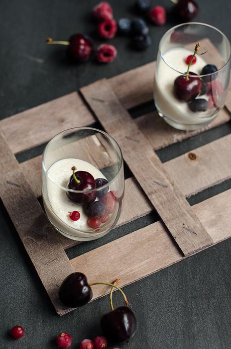 Vasos de pastel de yogur con cerezas y frutos rojos, #diadelacerezadeljerte