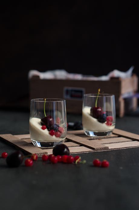 Vasos de pastel de yogur con cerezas y frutos rojos, #diadelacerezadeljerte