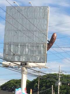 Se les salió la salchicha Se les salió la salchicha
