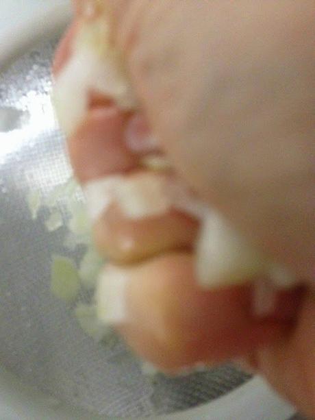 CANAPÉ DE CROQUETAS DE POLLO CON AGUACATE, CEBOLLA, NUECES Y CILANTRO CANAPÉ DE CROQUETAS DE POLLO CON AGUACATE, CEBOLLA, NUECES Y CILANTRO