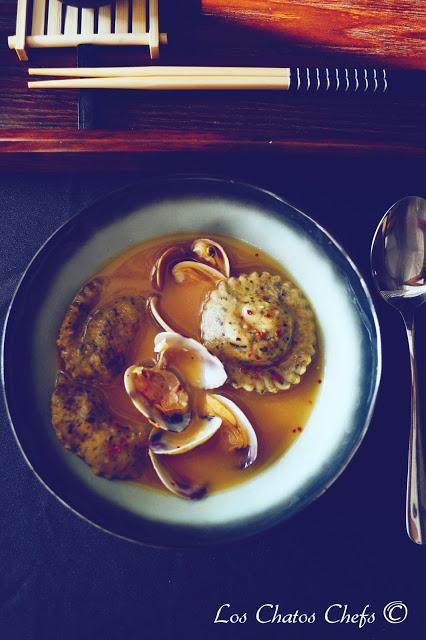 Caldo de pescado, raviolis de pasta fresca de algas rellenos de cigalas, y almejas Caldo de pescado, raviolis de pasta fresca de algas rellenos de cigalas, y almejas