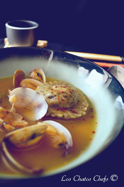 Caldo de pescado, raviolis de algas rellenos de cigalas Caldo de pescado, raviolis de algas rellenos de cigalas