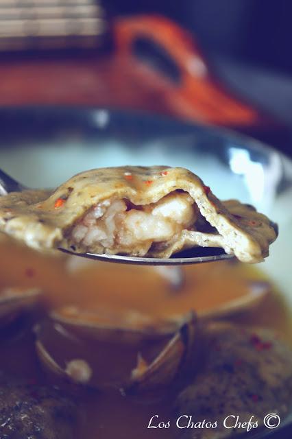 Caldo de pescado, raviolis de pasta fresca de algas rellenos de cigalas, y almejas Caldo de pescado, raviolis de pasta fresca de algas rellenos de cigalas, y almejas