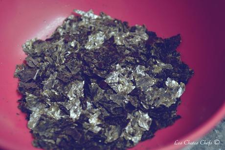 Caldo de pescado, raviolis de pasta fresca de algas rellenos de cigalas, y almejas Caldo de pescado, raviolis de pasta fresca de algas rellenos de cigalas, y almejas