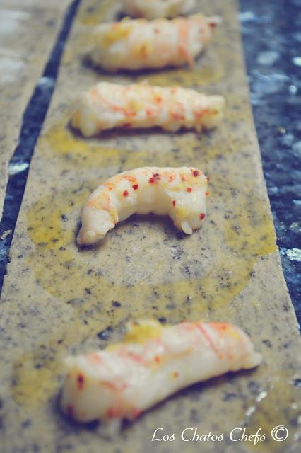 Caldo de pescado, raviolis de pasta fresca de algas rellenos de cigalas, y almejas Caldo de pescado, raviolis de pasta fresca de algas rellenos de cigalas, y almejas