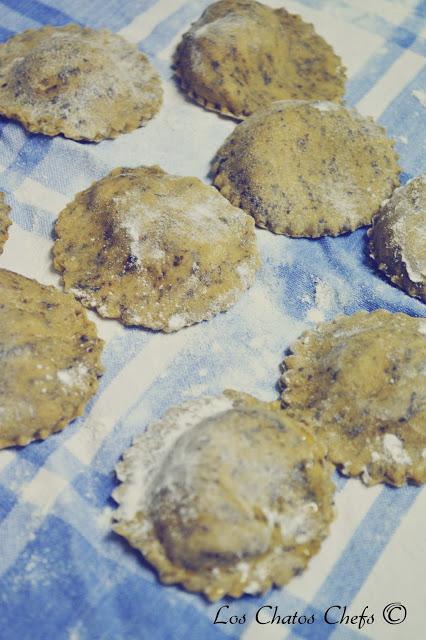 Caldo de pescado, raviolis de pasta fresca de algas rellenos de cigalas, y almejas Caldo de pescado, raviolis de pasta fresca de algas rellenos de cigalas, y almejas