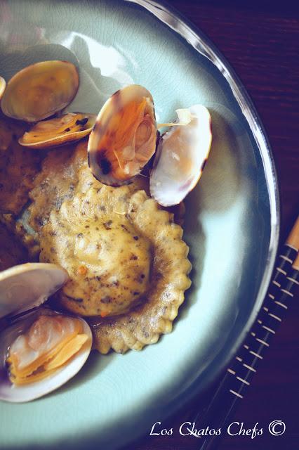 Caldo de pescado, raviolis de pasta fresca de algas rellenos de cigalas, y almejas Caldo de pescado, raviolis de pasta fresca de algas rellenos de cigalas, y almejas