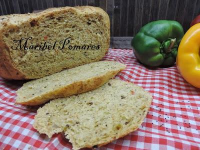 Pan integral de pimientos con semillas de amapola, sésamo, linaza y girasol. Pan integral de pimientos con semillas de amapola, sésamo, linaza y girasol.