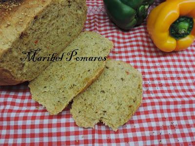 Pan integral de pimientos con semillas de amapola, sésamo, linaza y girasol. Pan integral de pimientos con semillas de amapola, sésamo, linaza y girasol.