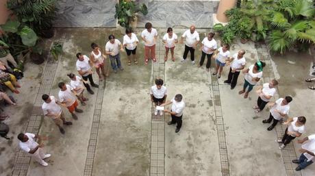 Francisca Benítez: Perlas de la Bienal de La Habana Francisca Benítez, Son en Señas, 2015, performance participativo que explora la poesía en Lengua de Señas Cubana en colaboración con la Asociación Nacional de Sordos de Cuba, realizado durante la inauguración de la XII Bienal de La Habana, Centro de Arte Contemporáneo Wifredo Lam. Cortesía de la artista