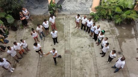 Francisca Benítez: Perlas de la Bienal de La Habana Francisca Benítez, Son en Señas, 2015, performance participativo que explora la poesía en Lengua de Señas Cubana en colaboración con la Asociación Nacional de Sordos de Cuba, realizado durante la inauguración de la XII Bienal de La Habana, Centro de Arte Contemporáneo Wifredo Lam. Cortesía de la artista