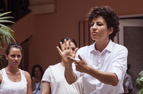 Francisca Benítez: Perlas de la Bienal de La Habana Francisca Benítez, Son en Señas, 2015, performance participativo que explora la poesía en Lengua de Señas Cubana en colaboración con la Asociación Nacional de Sordos de Cuba, realizado durante la inauguración de la XII Bienal de La Habana, Centro de Arte Contemporáneo Wifredo Lam. Foto: Mariella Sola