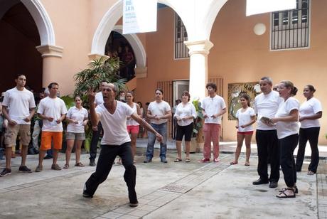Francisca Benítez: Perlas de la Bienal de La Habana Francisca Benítez, Son en Señas, 2015, performance participativo que explora la poesía en Lengua de Señas Cubana en colaboración con la Asociación Nacional de Sordos de Cuba, realizado durante la inauguración de la XII Bienal de La Habana, Centro de Arte Contemporáneo Wifredo Lam. Foto: Mariella Sola