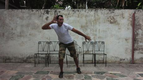 Francisca Benítez: Perlas de la Bienal de La Habana Francisca Benítez, still del video Son en Señas, proyección de video, 36 minutos en loop. Del 22 de mayo al 22 junio de 2015 en el Centro de Desarrollo de las Artes Visuales, La Habana. Cortesía de la artista