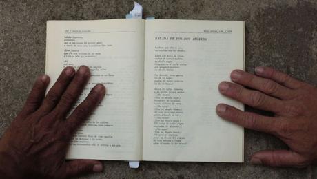 Francisca Benítez: Perlas de la Bienal de La Habana Francisca Benítez, still del video Son en Señas, proyección de video, 36 minutos en loop. Del 22 de mayo al 22 junio de 2015 en el Centro de Desarrollo de las Artes Visuales, La Habana. Cortesía de la artista