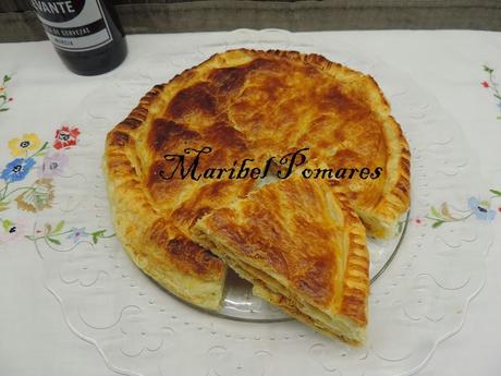 Empanada de hojaldre y pisto con atún y huevo.