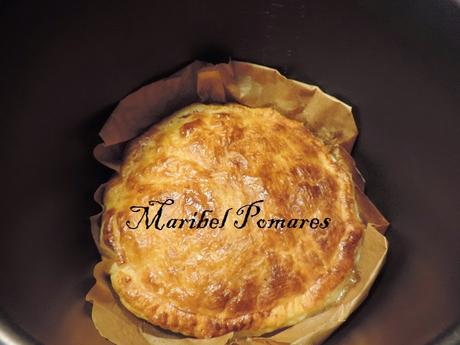 Empanada de hojaldre y pisto con atún y huevo.