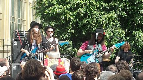 Sean Lennon hijo de Tigre (con diente de sable)