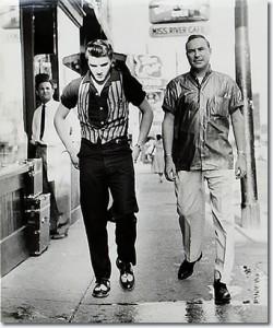 Elvis Presley, el rey del Rock and Roll Elvis Presley con Dewey Phillips en 1956