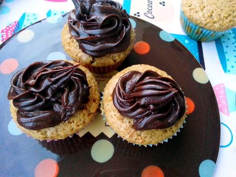 Cupcakes rellenos de crema de plátano con cobertura de crema de cacao Cupcakes rellenos de crema de plátano con cobertura de crema de cacao
