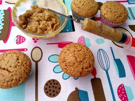 Cupcakes rellenos de crema de plátano con cobertura de crema de cacao Cupcakes rellenos de crema de plátano con cobertura de crema de cacao