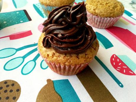 Cupcakes rellenos de crema de plátano con cobertura de crema de cacao Cupcakes rellenos de crema de plátano con cobertura de crema de cacao