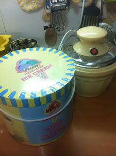 Helado De Plátano Y Vainilla Con Chips De Chocolate Helado De Plátano Y Vainilla Con Chips De Chocolate