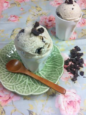 Helado De Plátano Y Vainilla Con Chips De Chocolate Helado De Plátano Y Vainilla Con Chips De Chocolate